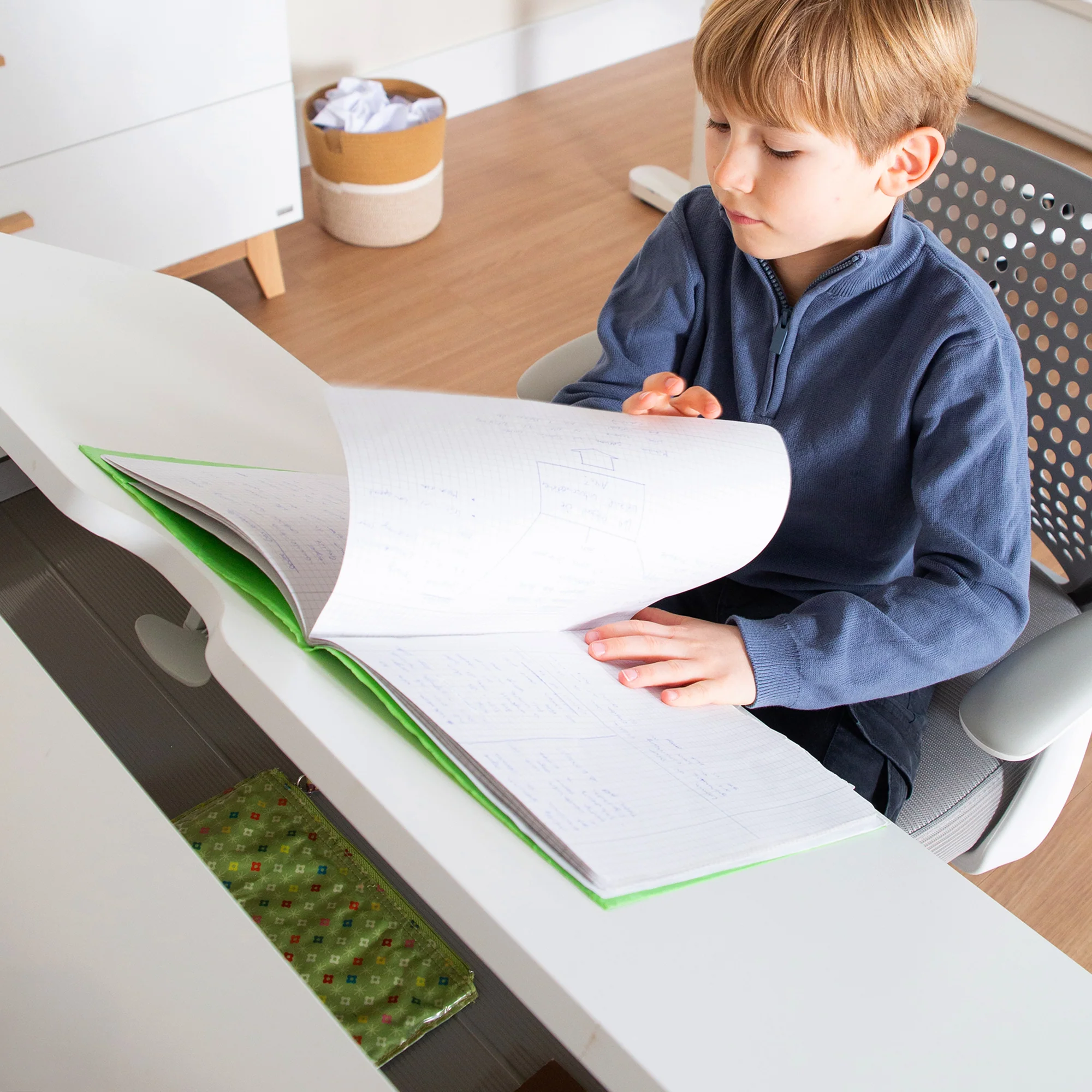 Schreibtisch neigbar mit Schublade weiß - Höhenverstellbarer Kinderschreibtisch 62-78 cm - Mit neigbarer Arbeitsplatte & Stauraum - Für Kinder & Jugendliche - Ergonomisch & funktional - 110x60 cm - Modernes Design - Image 12